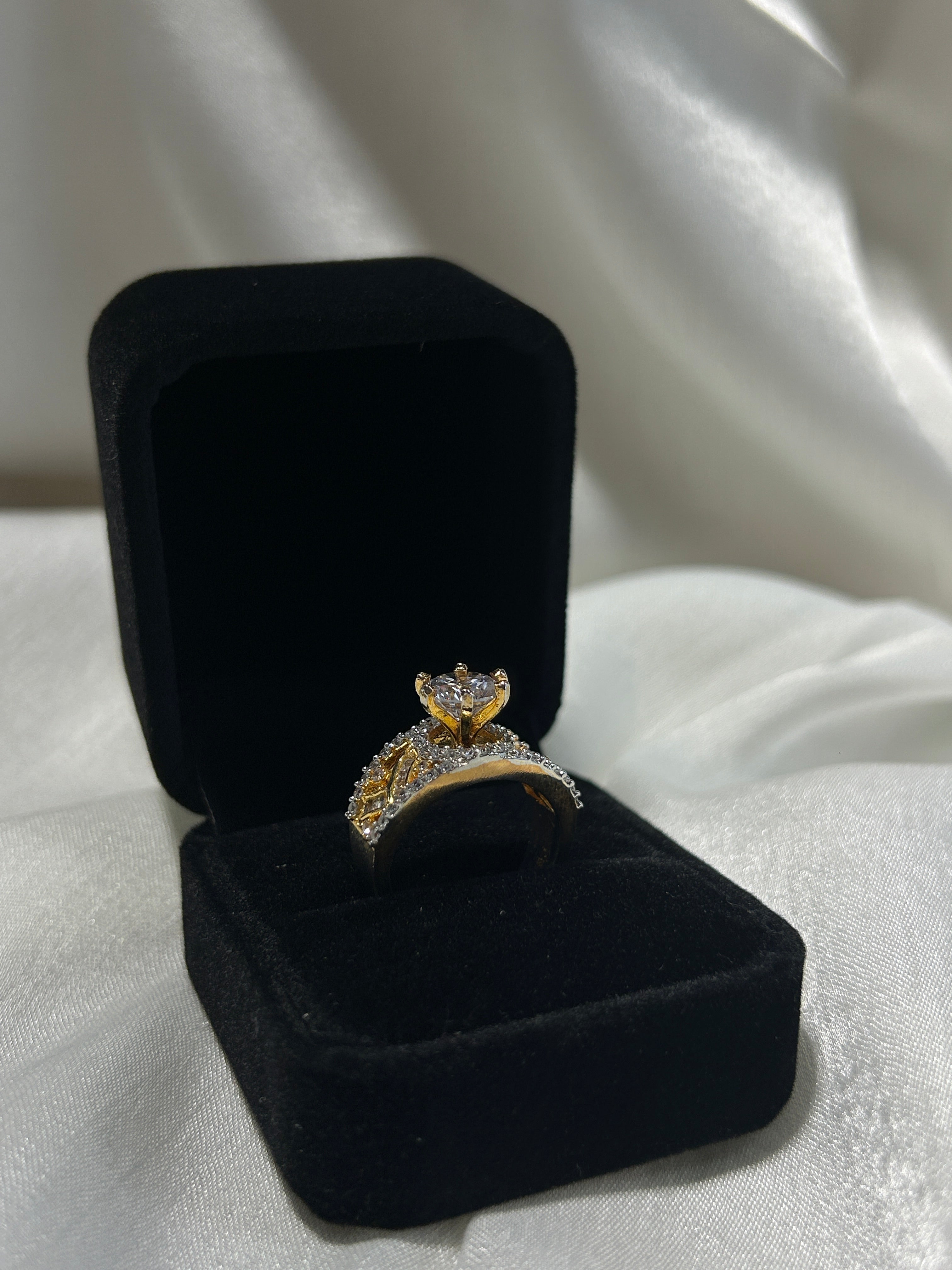 Quzey White Diamond Ring