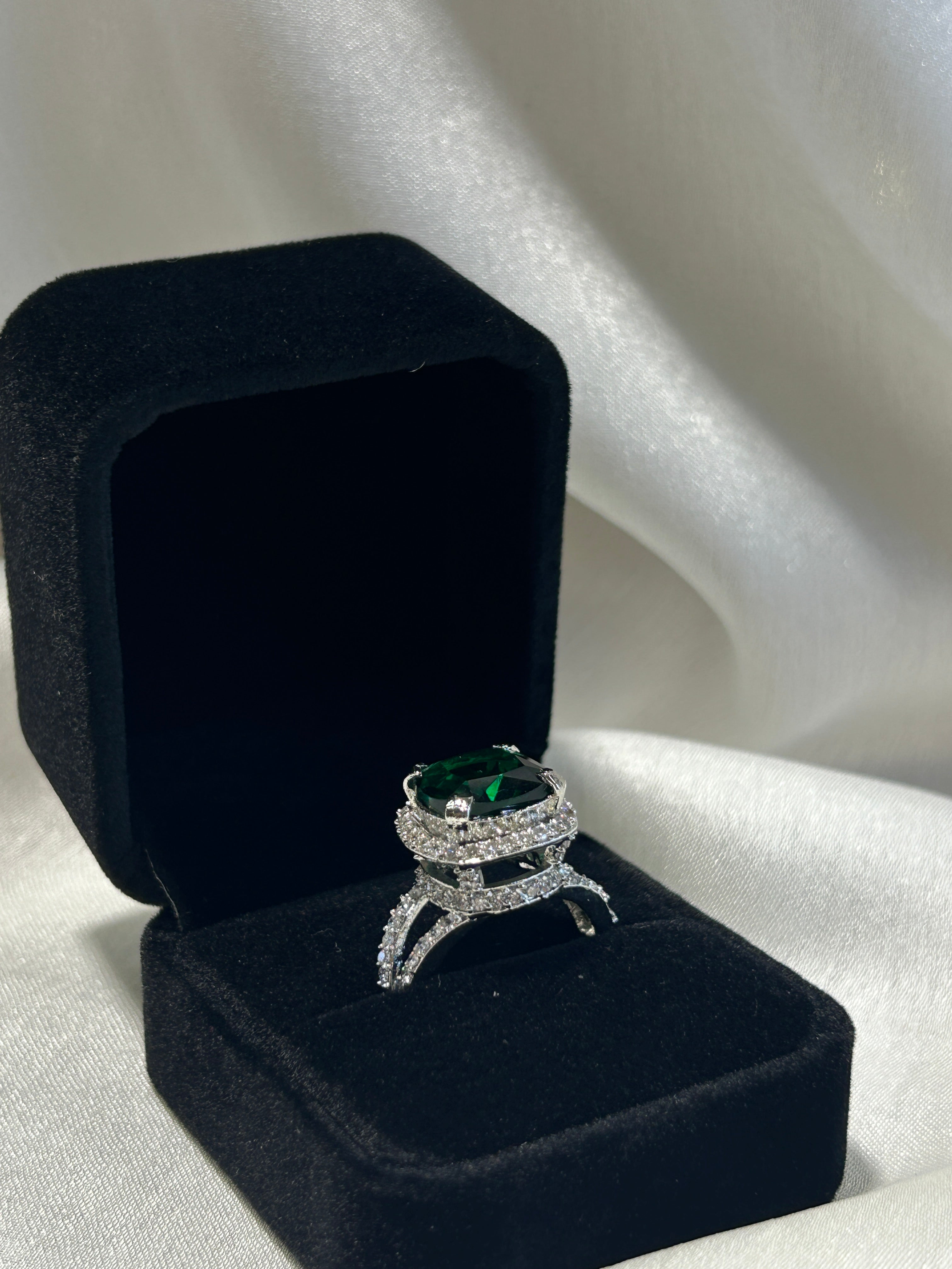 Quzey Emerald AD Ring