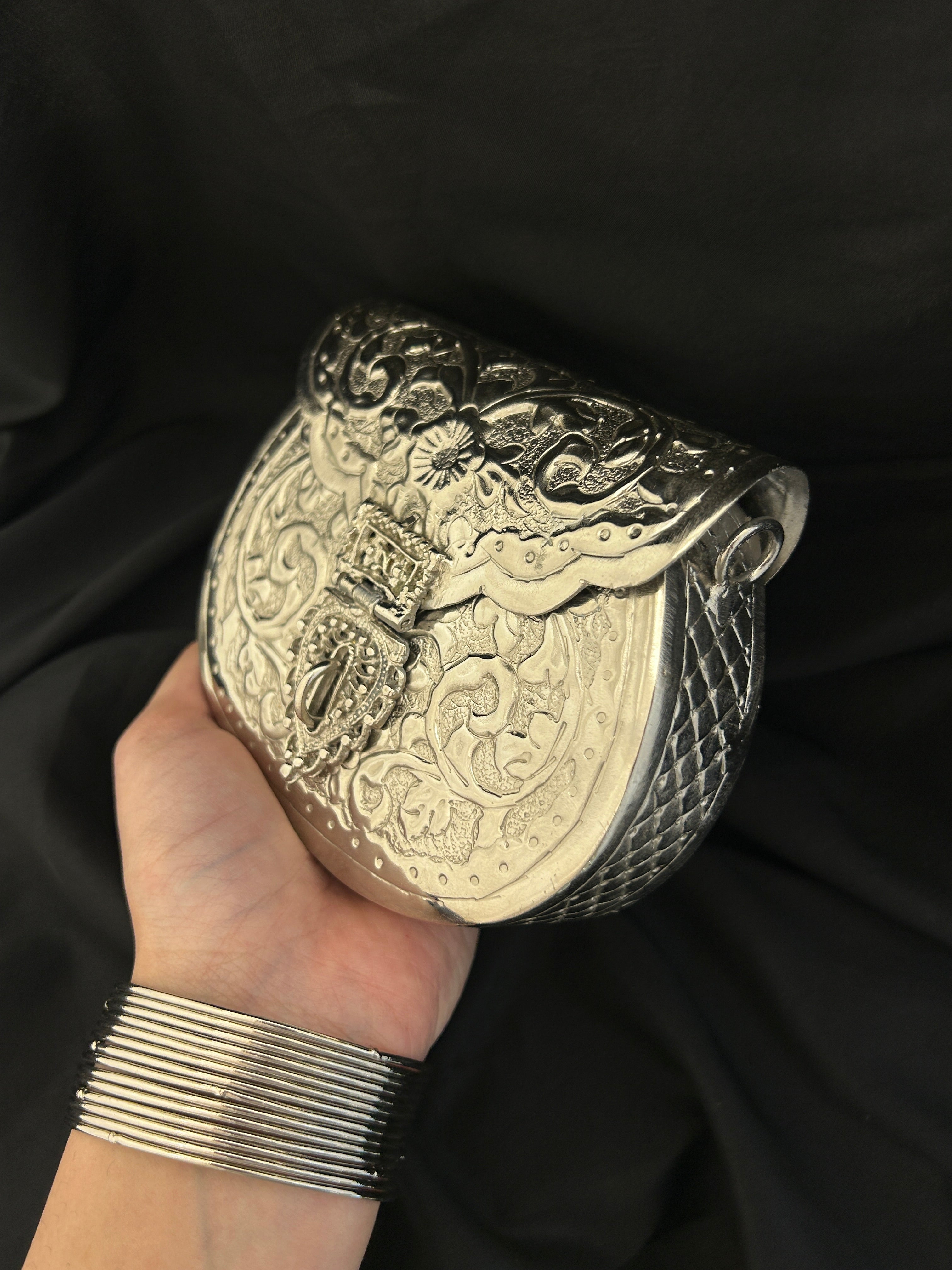 Quzey Vintage Metal Clutch