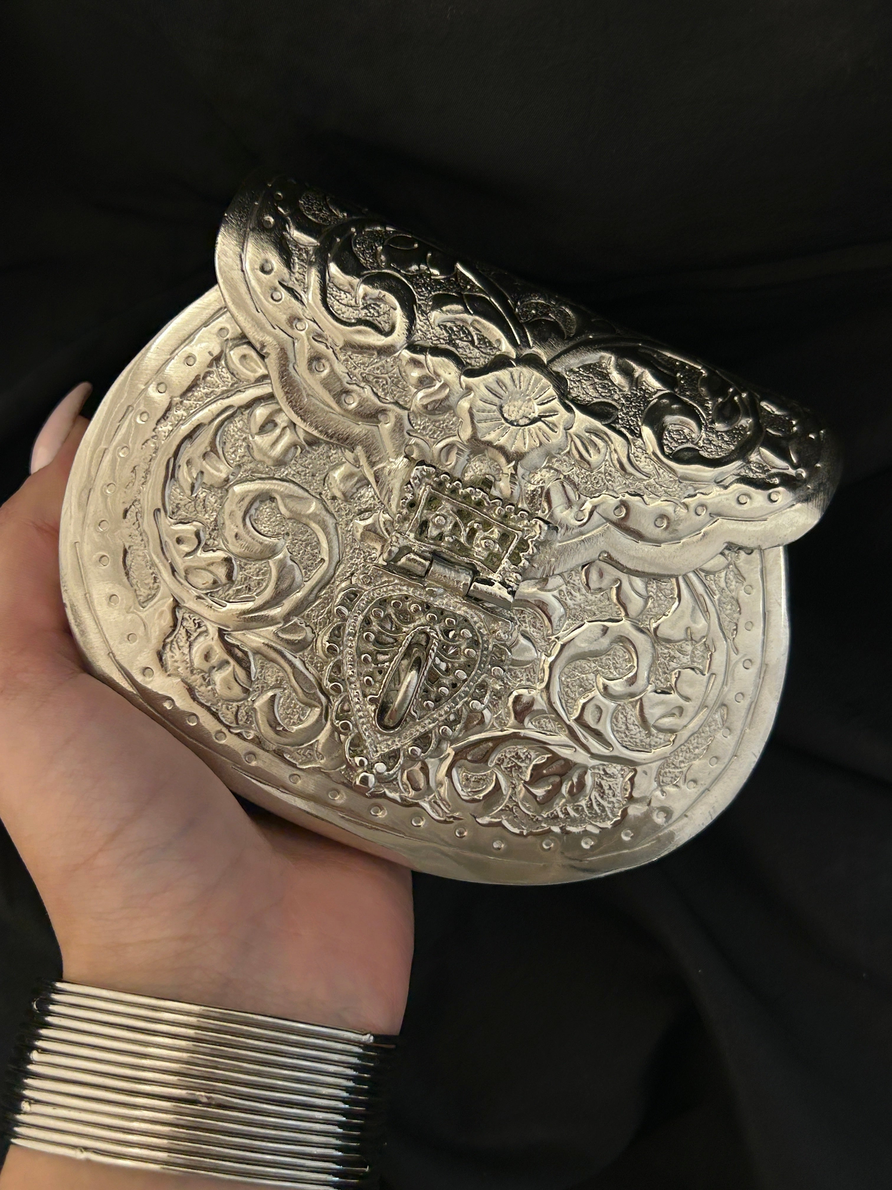 Quzey Vintage Metal Clutch