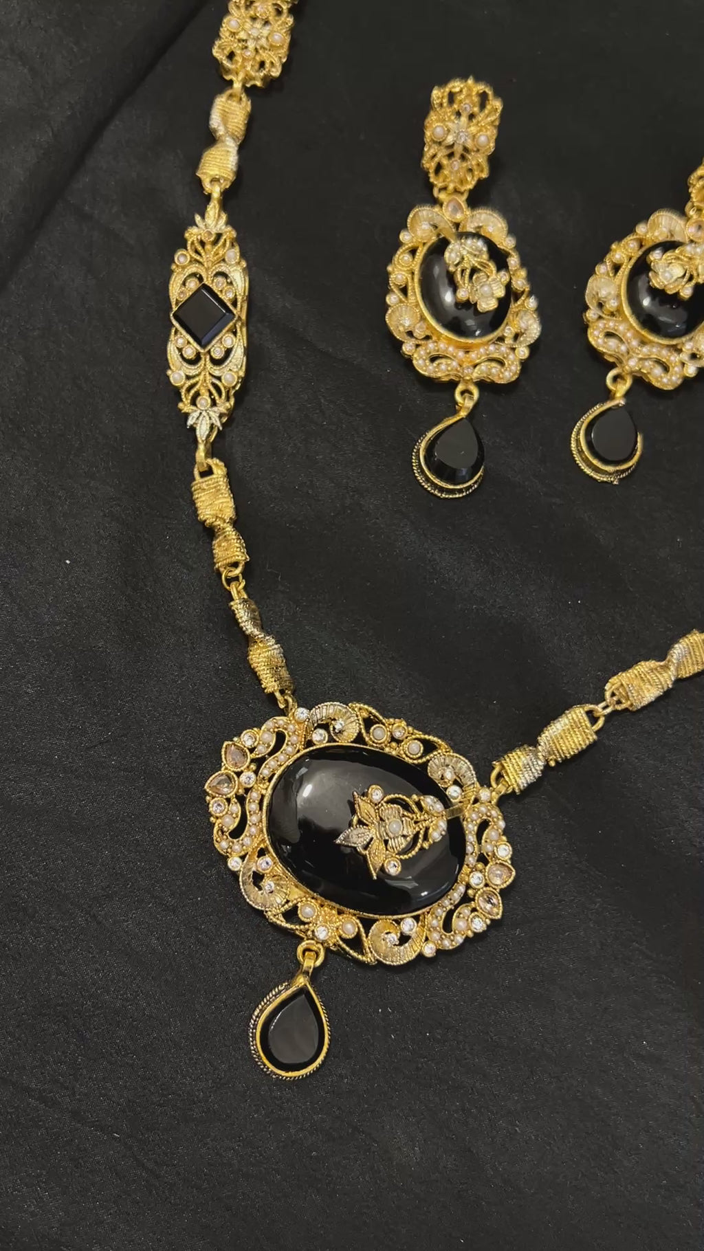 Quzey Black Maala Necklace Set
