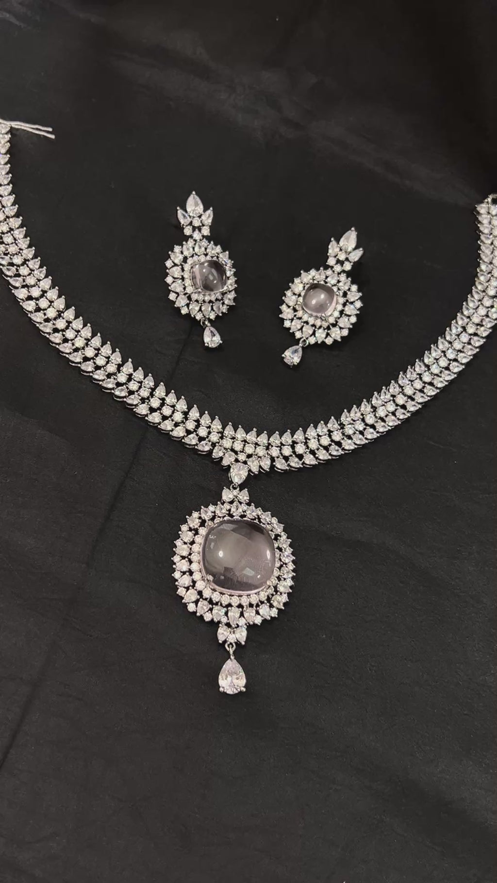 Quzey AD Coal Black Necklace Set