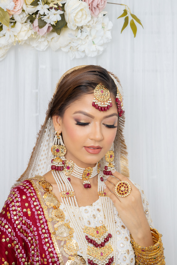 Jewelery with stunning makeup